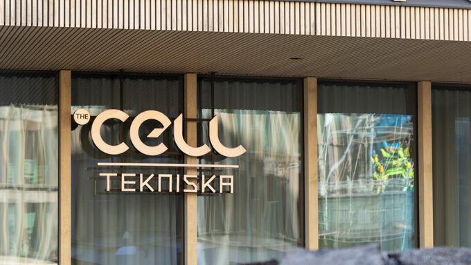 Exteriör bild på byggnad med loggan för the cell.