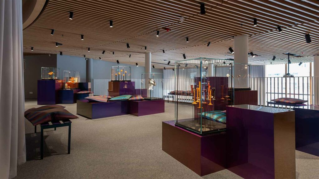 the cell övervåning med återvunna möbler och föremål från svensk medicin historia.