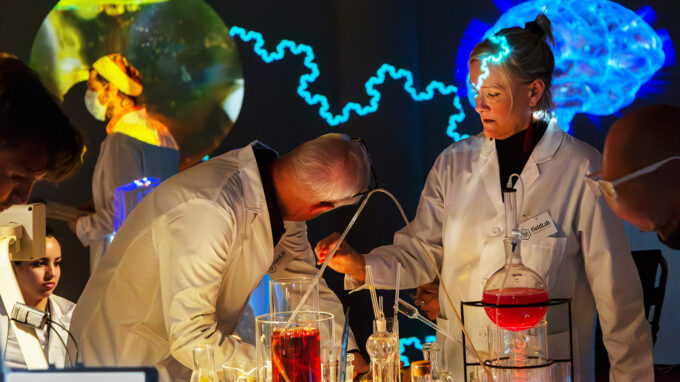 människor i rock i neonljus som genomför en clubbing performance.