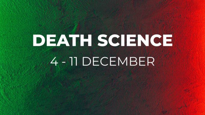 grön och röd ljus som reflekteras på en vägg. Texten death science 4 - 11 december visas.