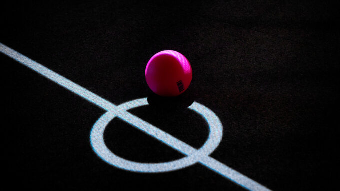 En spelplan och en röd boll.