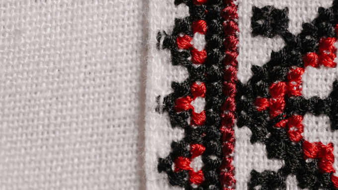 Närbild på tyg och broderi