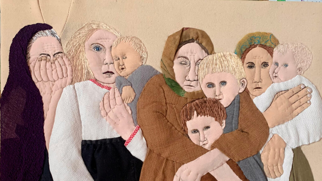 fem kvinnor och två barn som ser skräckslagna och förfärade ut.